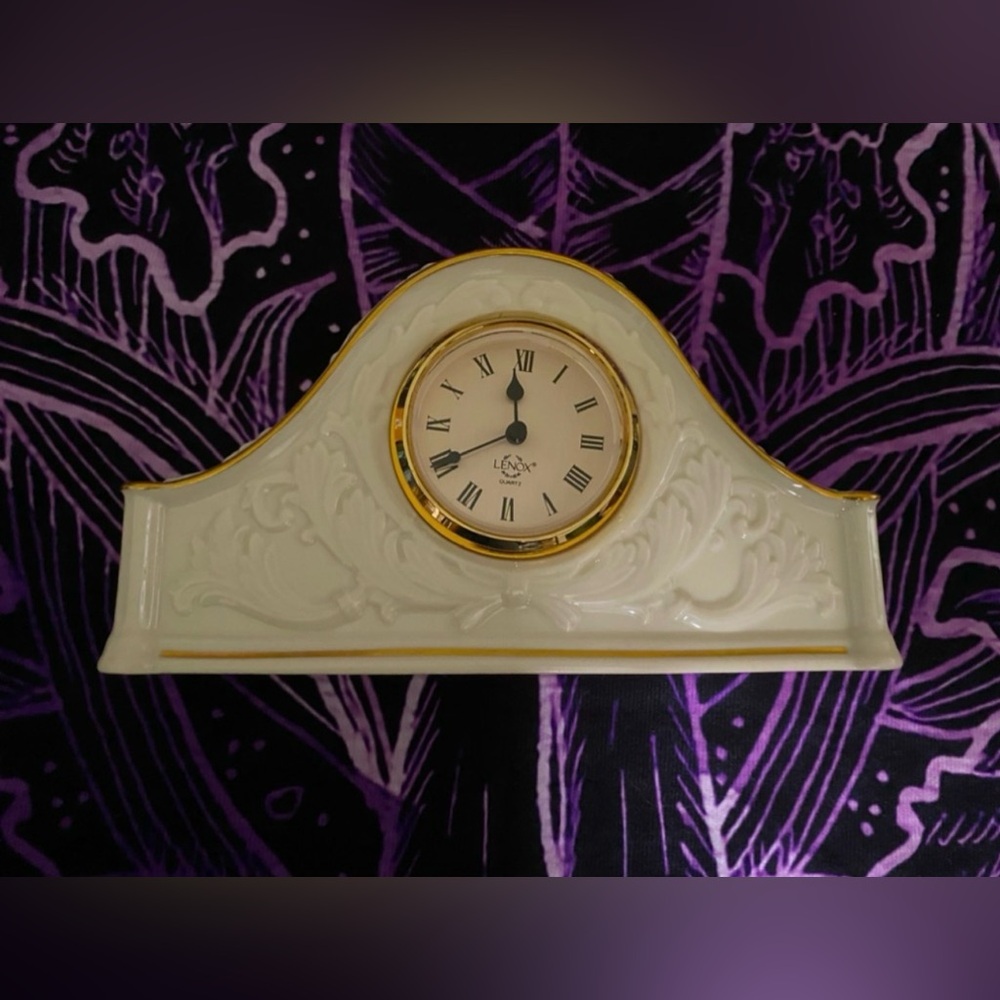 EUC Lenox Vintage 1990’s Fruits of Life Gold and White Mantel Clock